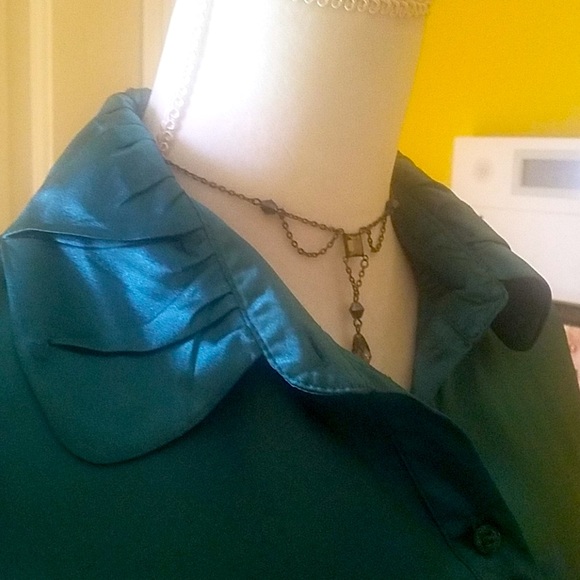 🥀Fabulous Emerald satin blouse - Picture 7 of 8